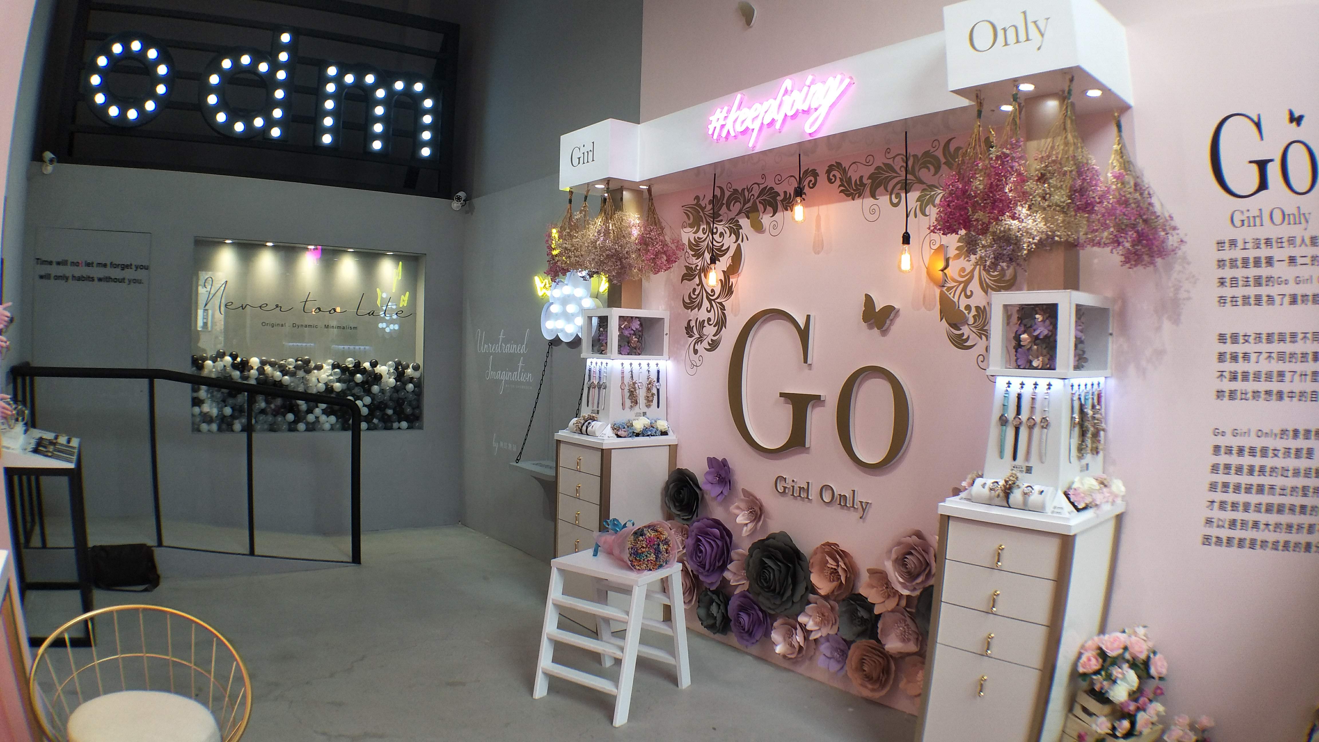 【高雄新奇】FIBERwatch無時無刻-無人商店呈現三大手錶品牌,駁二大義倉庫群,網美都來了,那妳呢?