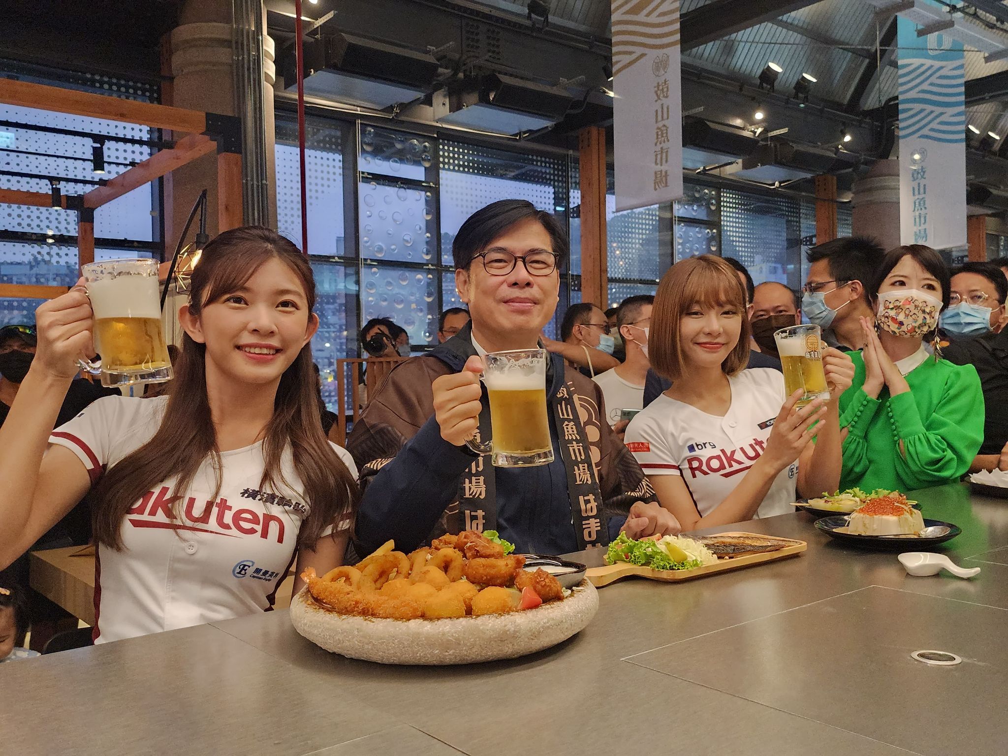 全台 #最美最浪漫 X #獨家海景第一排 X #津漁聚物所 X #海啤兒 #HiBeer市集 #高雄鼓山魚市場 就在 #高雄哈瑪星 10/21盛大重新開張 #濱海廣場 網美拍到手機沒電! #整場逛吃 #網美新景點