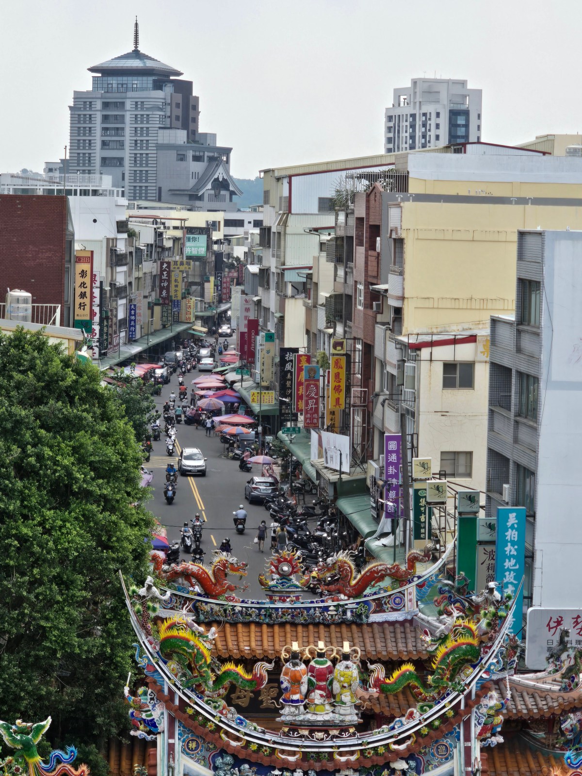 巷子裡的鳳山三民路…內行人的吃喝玩樂。已經“賺起來”的老店家，以前生意有多好？至少三代不缺錢。時下流行的生意取代不了？店家絕世功夫一定少不了！